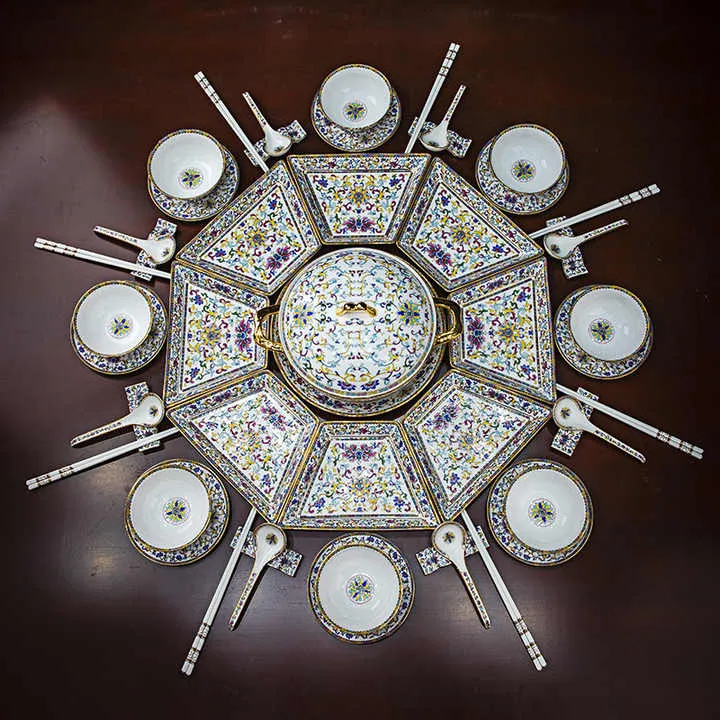 طقم أطباق على شكل خاص Specially shaped plate set